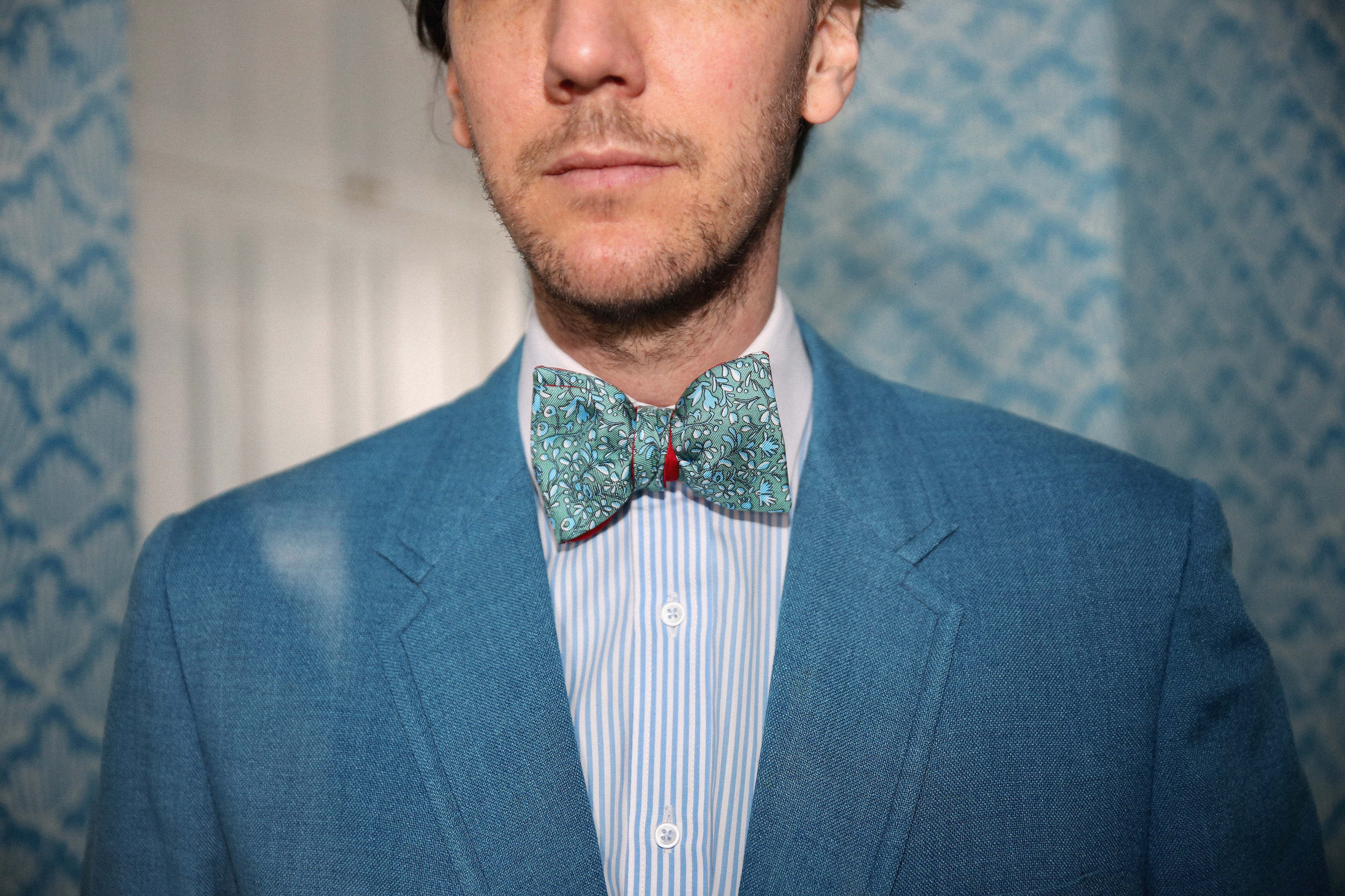 noeud papillon lin gris avec chemise blanche et boutonnière par Cinabre
